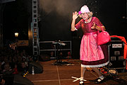 Frau Wäber zu Gast auf der Bühne des Open-Air Konzerts der Zillertaler Haderlumpen (©Foto: Martin Schmitz)